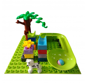 CIRCUIT DE BLOCKS DE CONSTRUCTION – AVEC ARBRE ET PLANCHE