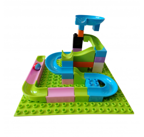 CIRCUIT DE BLOCKS DE CONSTRUCTION – AVEC PISTES ET PLANCHE